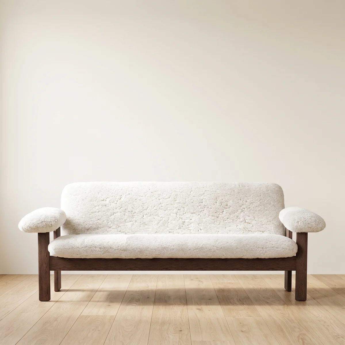Zweisitzer Sofas Brasilia Sheepskin 2-Sitzer-Sofa weiß auf dunklen Eichenbeinen
