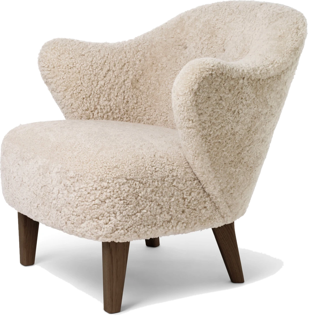 Ingeborg Sheepskin Sessel beige auf dunklen Eichenbeinen