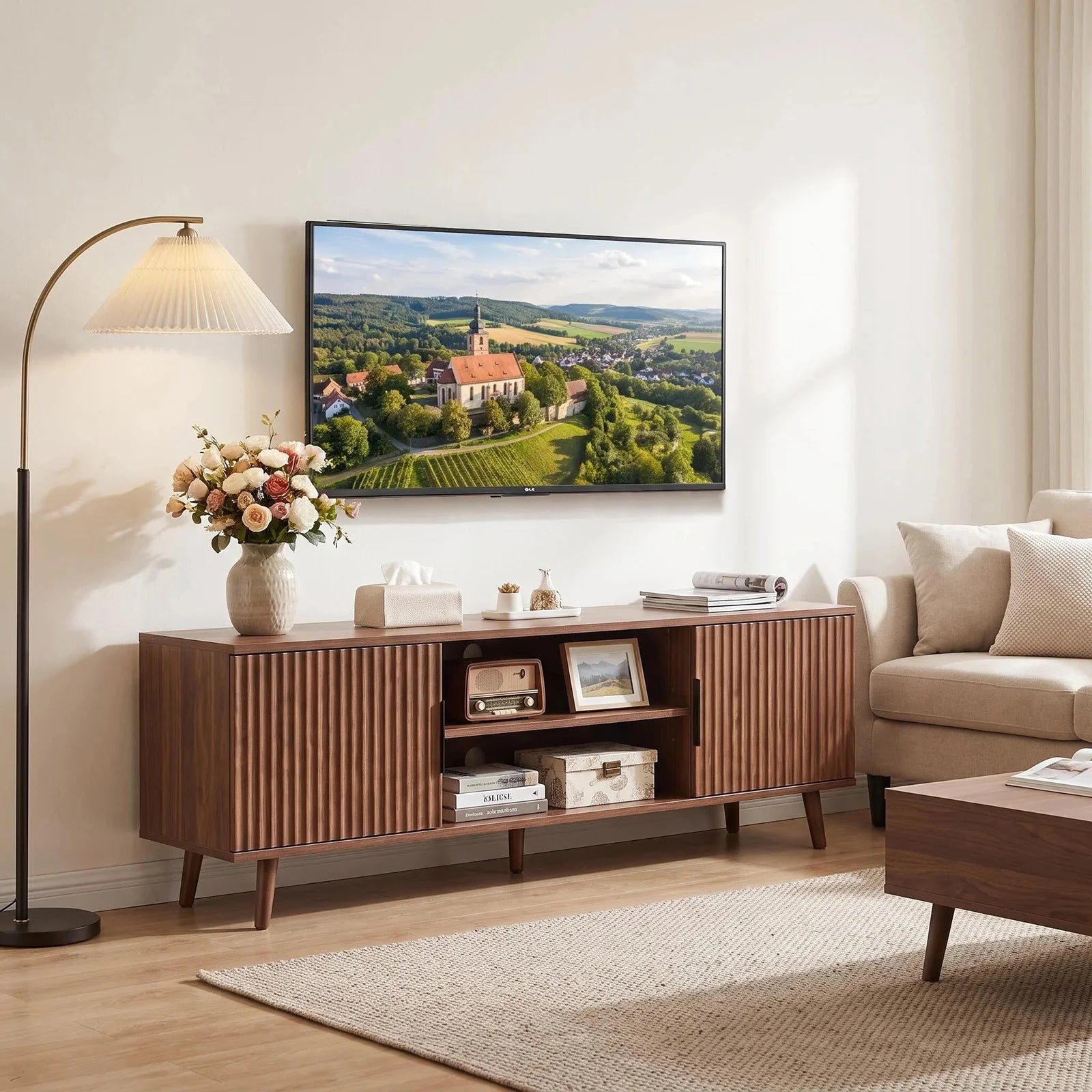 JoyyeLife Walnut Fluted TV Stand mit Storage Cabinets